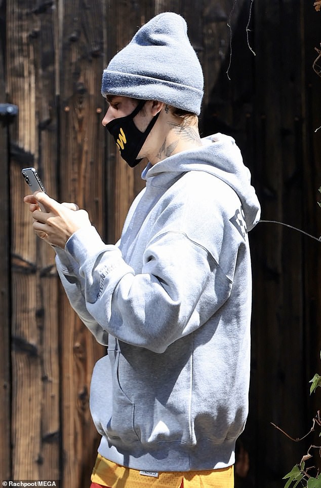 justin bieber deo khau trang, mac do xue xoa ra pho ngay khi vua tro ve my hinh 5