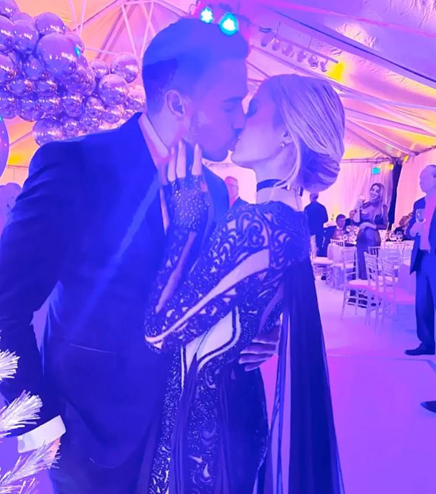 "nu hoang thi phi" paris hilton quan quyt tinh moi khong roi tren bai bien hinh 5