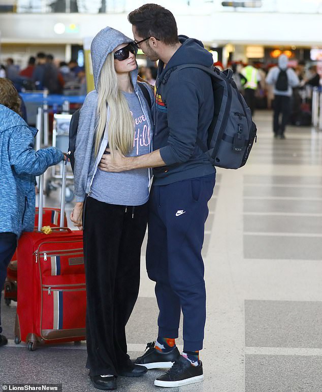 "nu hoang thi phi" paris hilton quan quyt tinh moi khong roi tren bai bien hinh 7