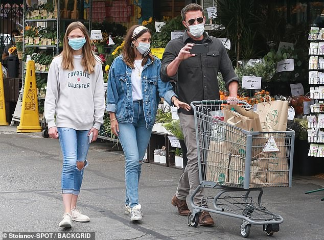 ban gai ben affleck va con rieng cua ban trai than thiet di mua sam hinh 1