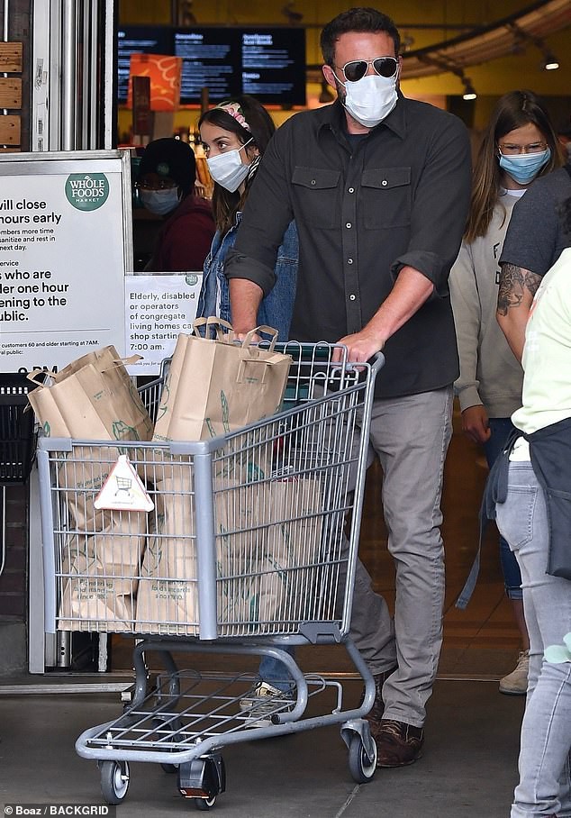 ban gai ben affleck va con rieng cua ban trai than thiet di mua sam hinh 3
