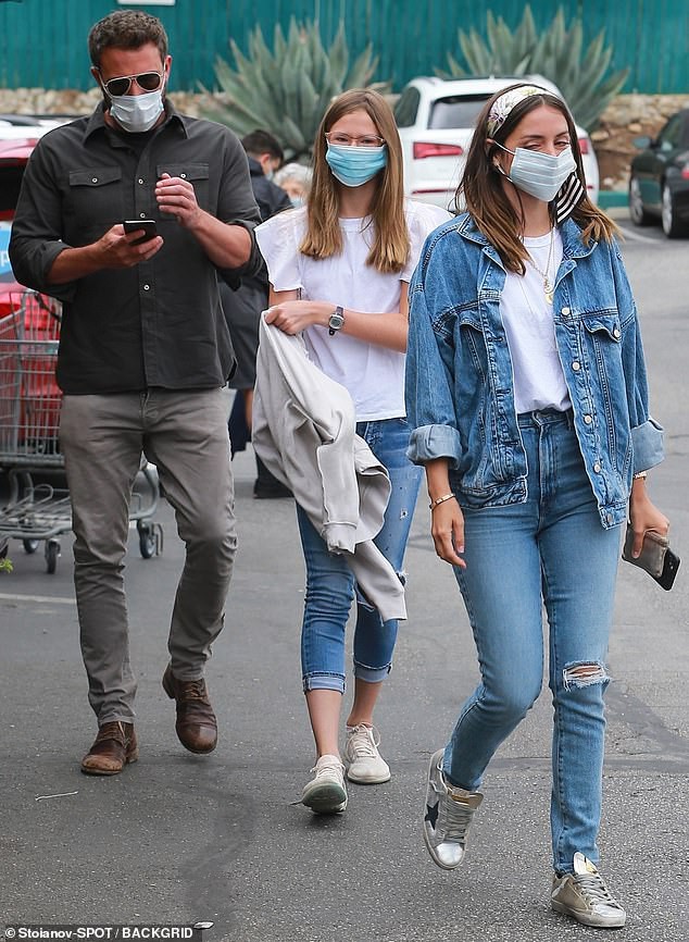 ban gai ben affleck va con rieng cua ban trai than thiet di mua sam hinh 6
