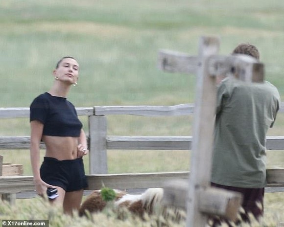 vo justin bieber khoe eo thon, vui ve di cam trai cung chong hinh 2