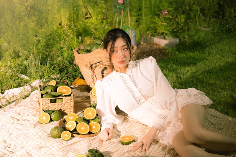 chuyen showbiz: khanh thi ngot ngao hon chong tre giua vuon hoa hong hinh 3