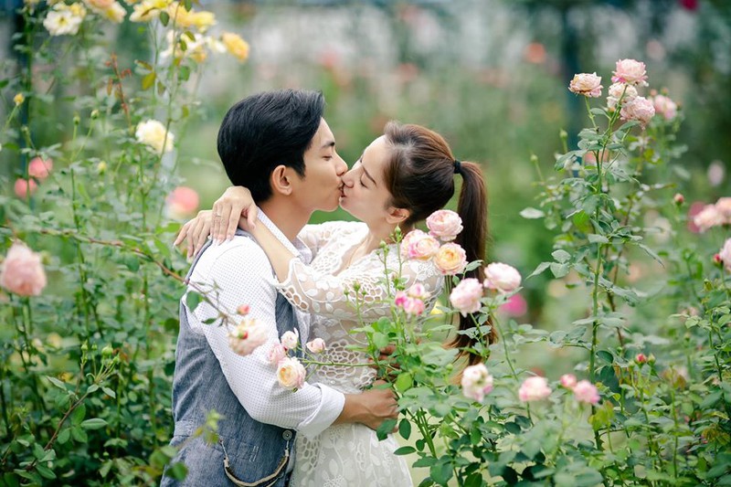 chuyen showbiz: khanh thi ngot ngao hon chong tre giua vuon hoa hong hinh 1