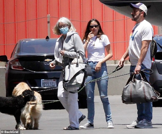 ben affleck va tinh tre mac do dong dieu tro ve nha sau chuyen di choi hinh 1
