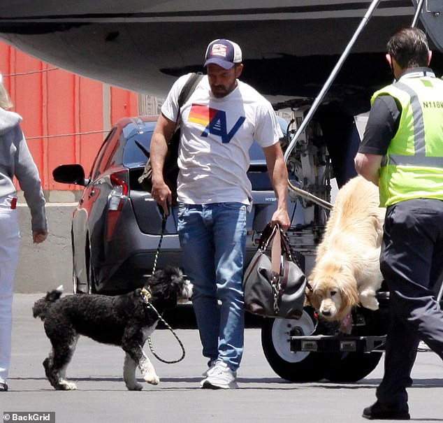 ben affleck va tinh tre mac do dong dieu tro ve nha sau chuyen di choi hinh 2