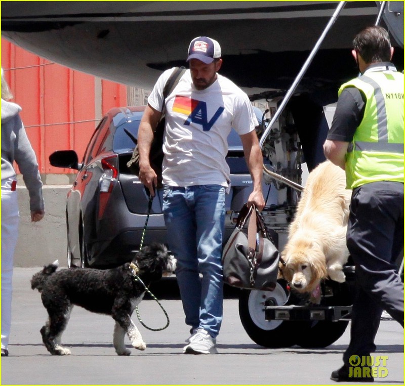 ben affleck va tinh tre mac do dong dieu tro ve nha sau chuyen di choi hinh 6