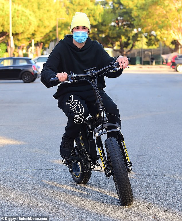 vo chong justin bieber hao hung dap xe quanh pho trong ngay nang dep hinh 2
