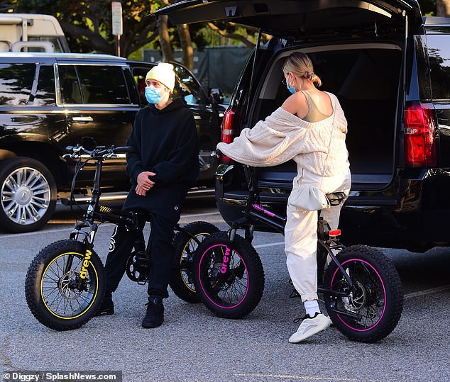 vo chong justin bieber hao hung dap xe quanh pho trong ngay nang dep hinh 5