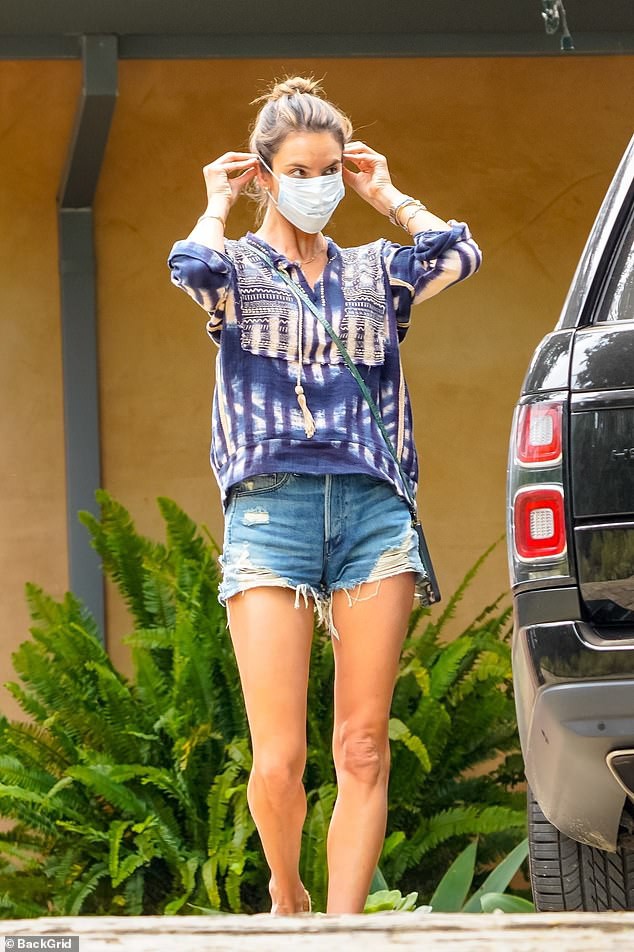 alessandra ambrosio mac ao tam khoe hinh the nong bong tren bai bien hinh 4