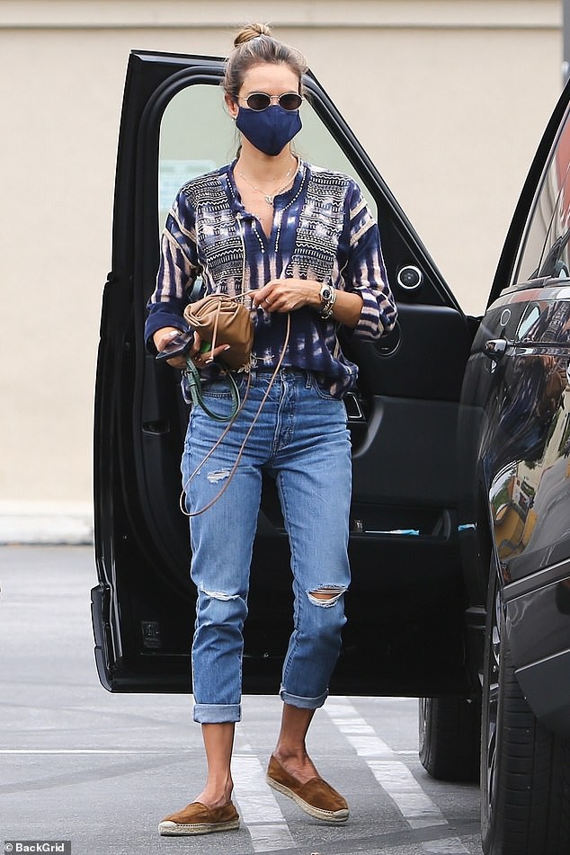 alessandra ambrosio mac ao tam khoe hinh the nong bong tren bai bien hinh 7