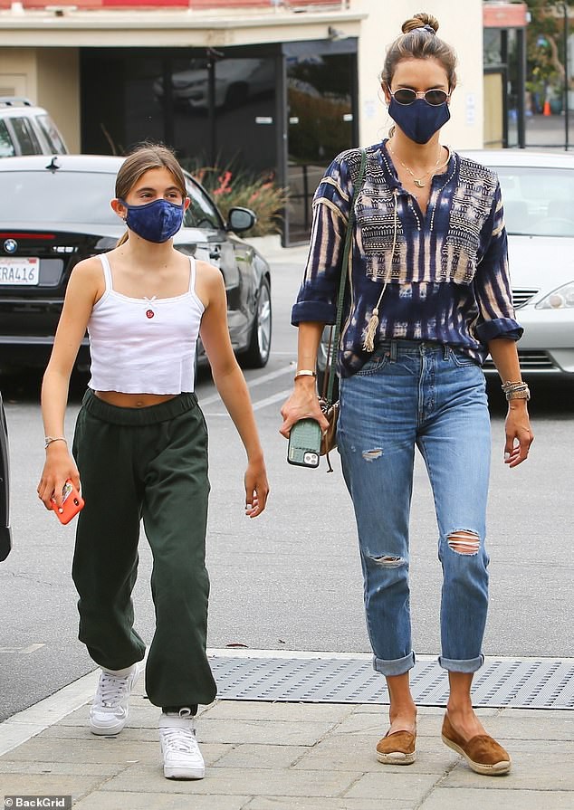 alessandra ambrosio mac ao tam khoe hinh the nong bong tren bai bien hinh 8