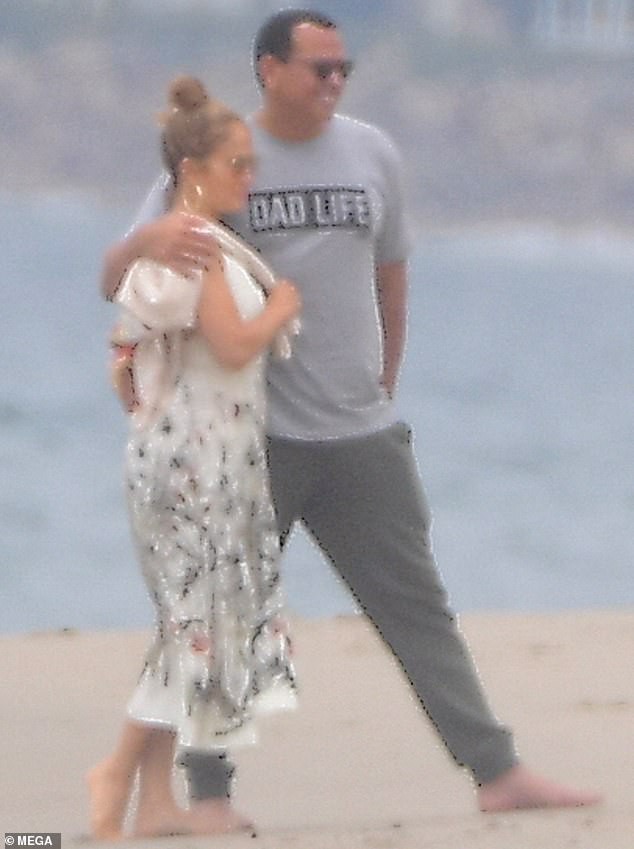 jennifer lopez ngot ngao hon ban trai kem 6 tuoi tren bai bien  hinh 3