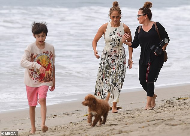 jennifer lopez ngot ngao hon ban trai kem 6 tuoi tren bai bien  hinh 2