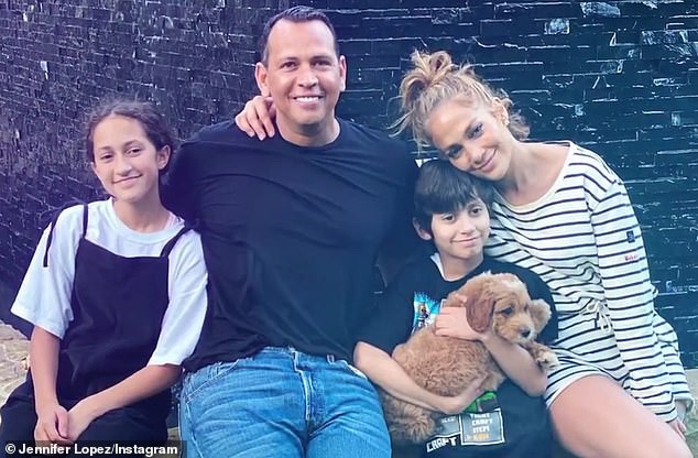 jennifer lopez ngot ngao hon ban trai kem 6 tuoi tren bai bien  hinh 6