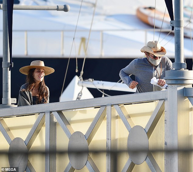 ban gai leonardo dicaprio rang ro don tuoi moi tren du thuyen hinh 3