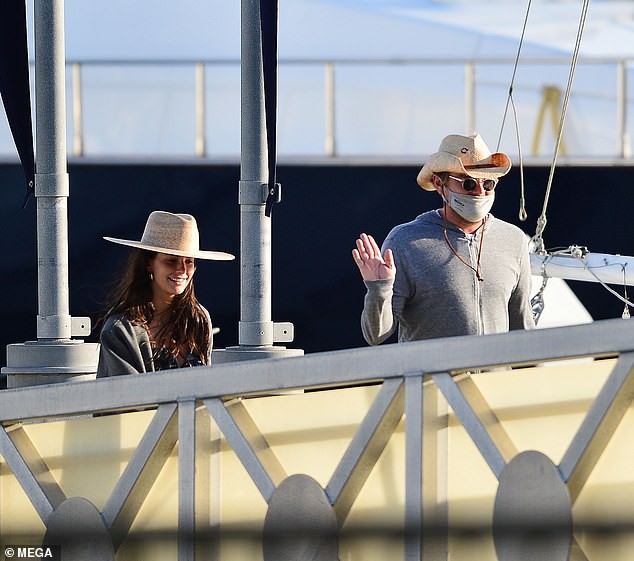 ban gai leonardo dicaprio rang ro don tuoi moi tren du thuyen hinh 4