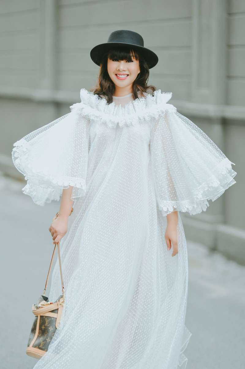 hoa hau hang nguyen tu phoi do chup anh street style hinh 2