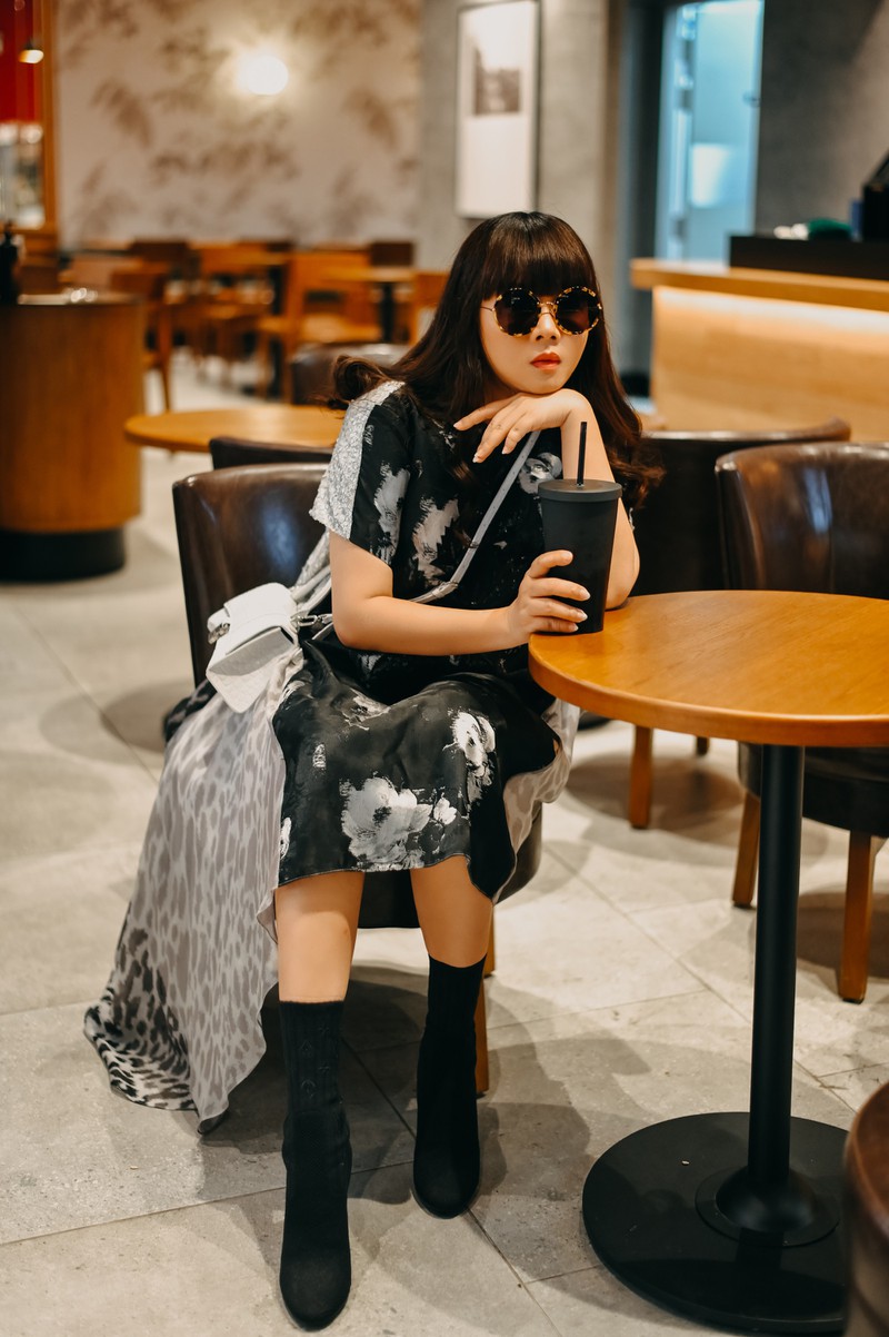 hoa hau hang nguyen tu phoi do chup anh street style hinh 12