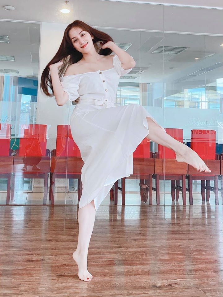 chuyen showbiz: khanh thi hanh phuc vi chong ung ho tro lai gioi giai tri hinh 1