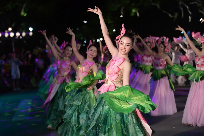 tung bung le hoi duong pho "ha noi - diem den xanh" tai ho guom hinh 2