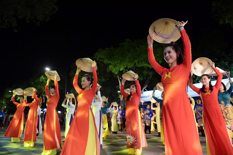 tung bung le hoi duong pho "ha noi - diem den xanh" tai ho guom hinh 1