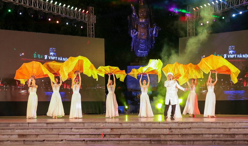 tung bung le hoi duong pho "ha noi - diem den xanh" tai ho guom hinh 7
