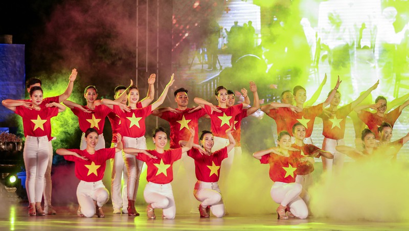 tung bung le hoi duong pho "ha noi - diem den xanh" tai ho guom hinh 13