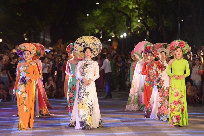 tung bung le hoi duong pho "ha noi - diem den xanh" tai ho guom hinh 4
