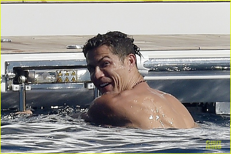 c.ronaldo khoe body "6 mui" khi dao choi cung ban gai tren du thuyen  hinh 8