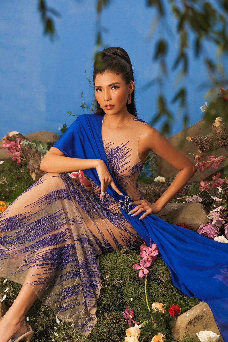 chuyen showbiz: ha ho mac ao tam nong bong om ban trai tu phia sau hinh 2