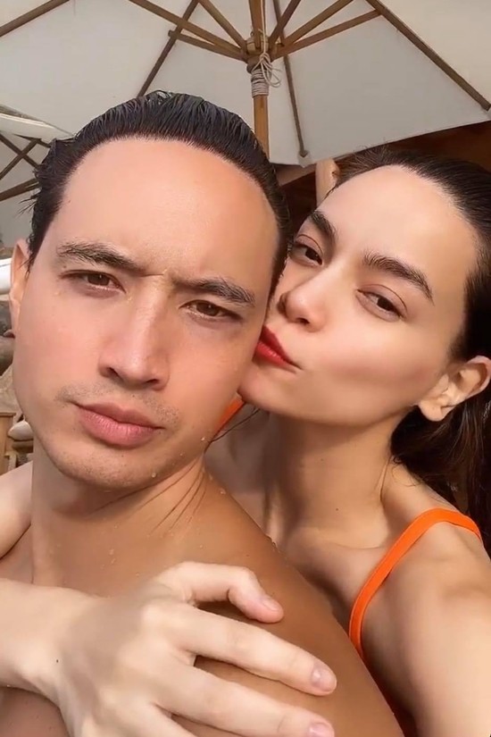 chuyen showbiz: ha ho mac ao tam nong bong om ban trai tu phia sau hinh 1