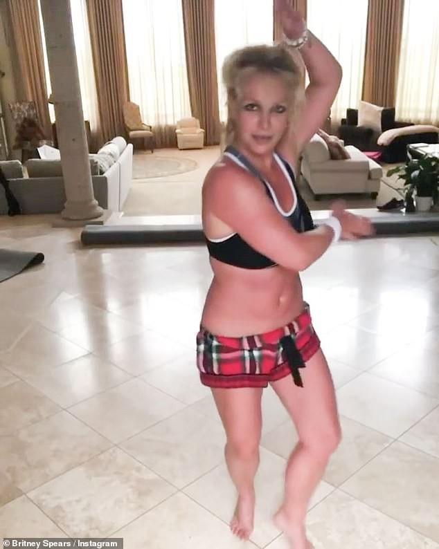 britney spears cuoi rang ro, khoe body san chac khi tap nhay tai nha hinh 2