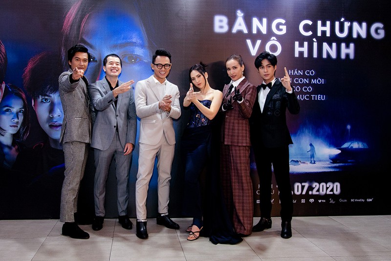 ai phuong bat ngo khoe giong hat tai cong chieu "bang chung vo hinh" hinh 1