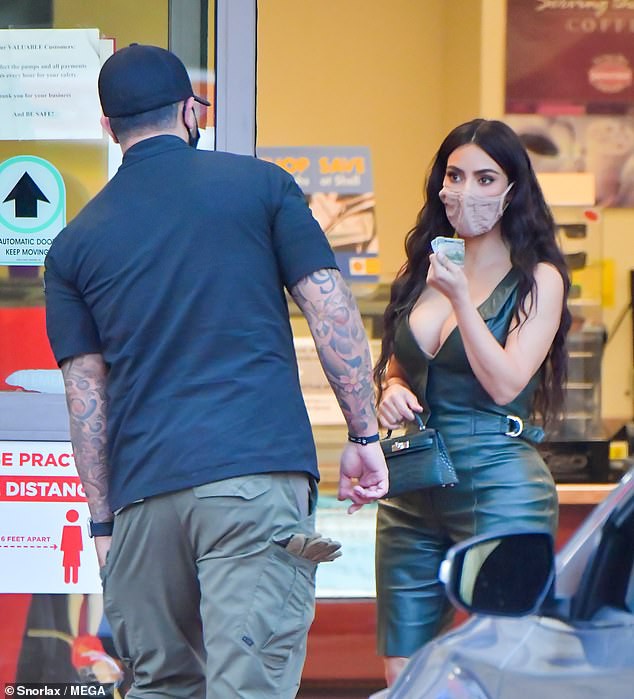 kim kardashian dien jumpsuit da khoe dang "boc lua" ra pho hinh 9