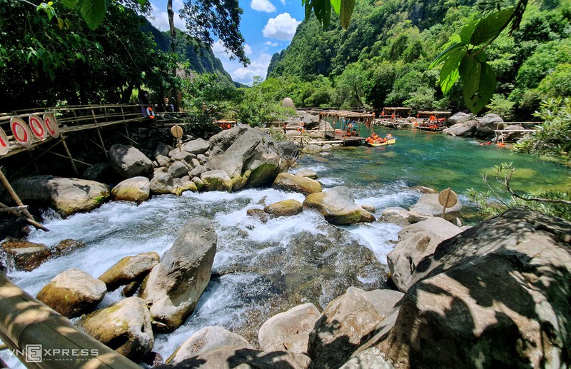 nhao lon, cheo thuyen duoi suoi mooc hinh 1