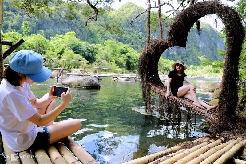 nhao lon, cheo thuyen duoi suoi mooc hinh 9