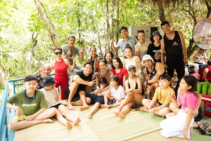 chuyen showbiz: gia dinh ho ngoc ha kham pha dong phong nha hinh 1