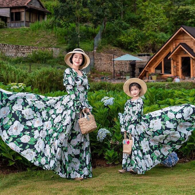 chuyen showbiz: gia dinh ho ngoc ha kham pha dong phong nha hinh 4