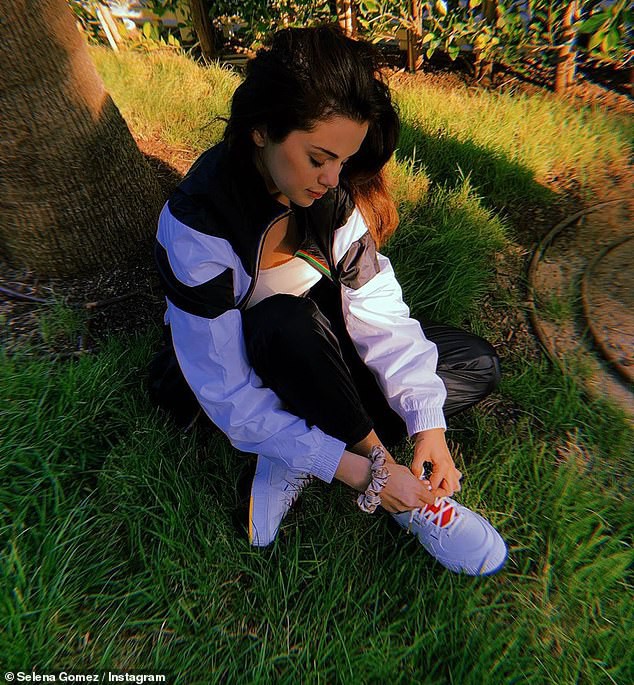 selena gomez xinh dep, nhang nhit trong hau truong chup hinh quang cao hinh 2