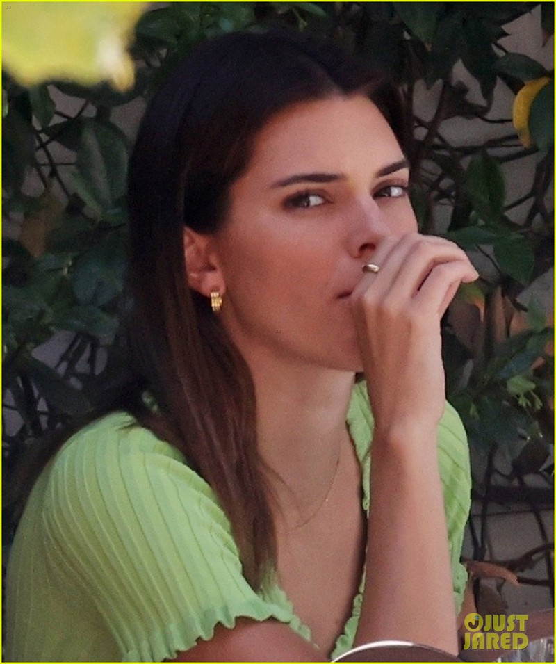 kendall jenner mac croptop khoe eo thon dang dep di an trua cung ban be hinh 2