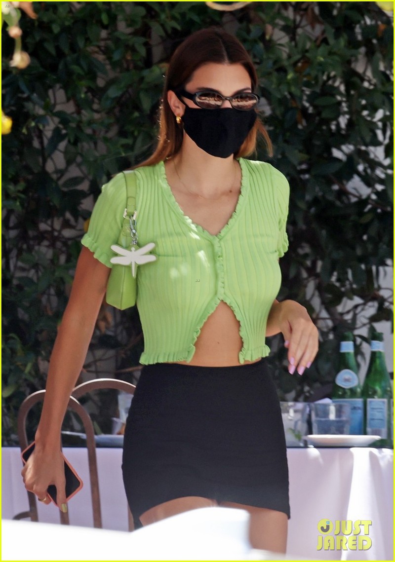 kendall jenner mac croptop khoe eo thon dang dep di an trua cung ban be hinh 3