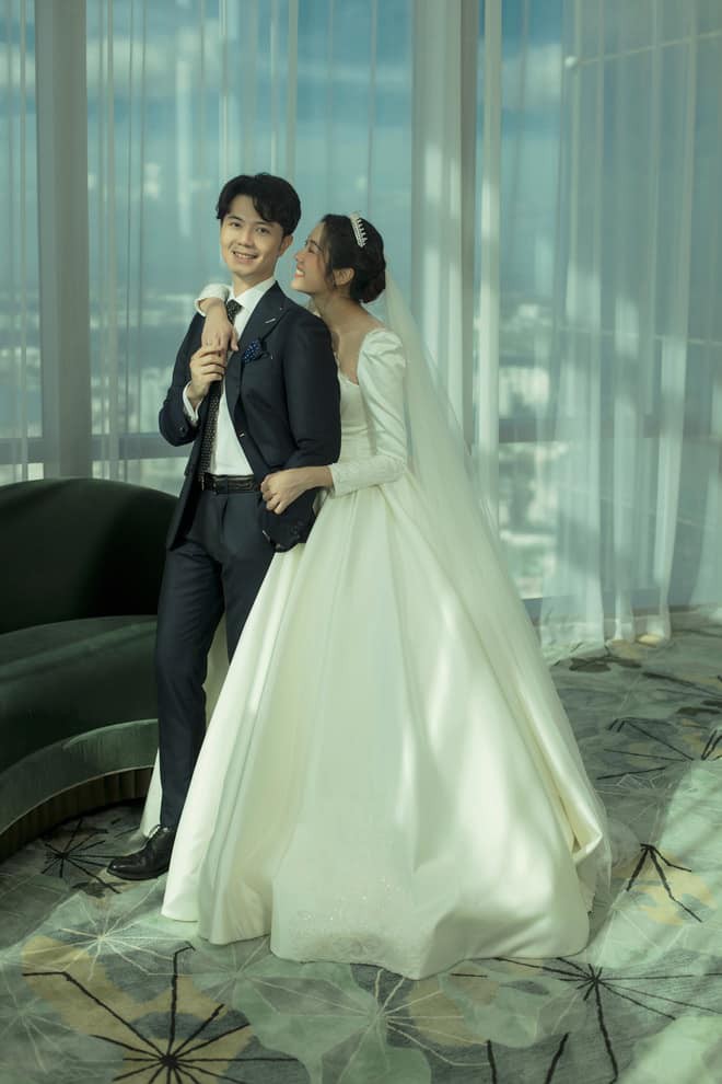anh cuoi long lanh cua a hau thuy van va ban trai doanh nhan hinh 11