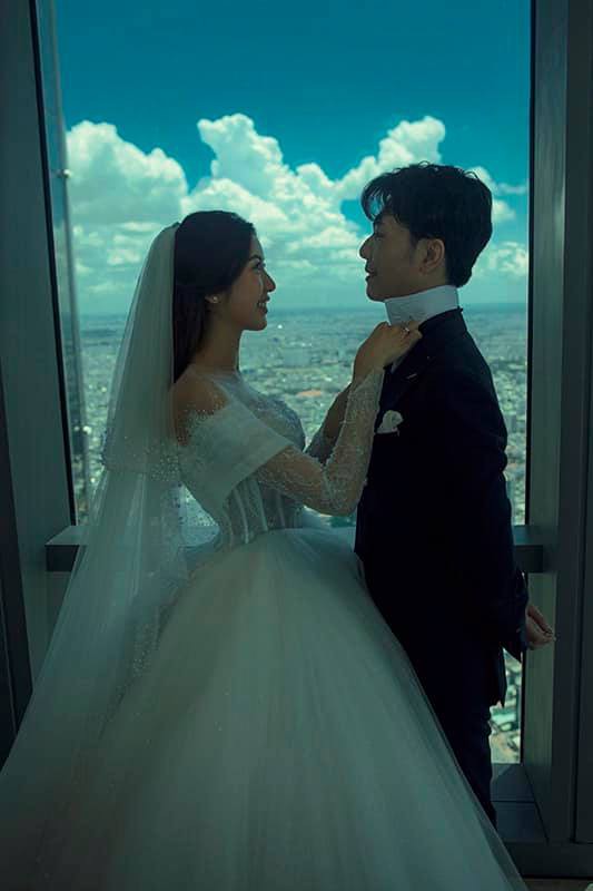 anh cuoi long lanh cua a hau thuy van va ban trai doanh nhan hinh 4