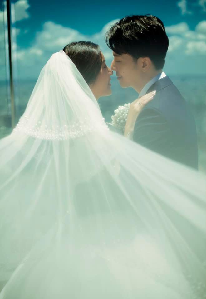 anh cuoi long lanh cua a hau thuy van va ban trai doanh nhan hinh 2