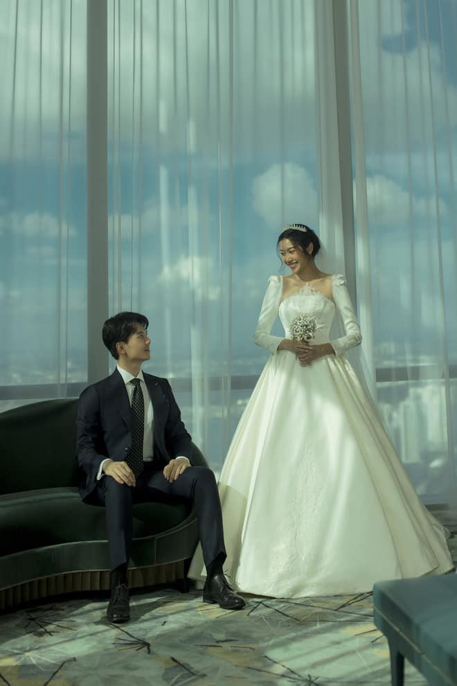 anh cuoi long lanh cua a hau thuy van va ban trai doanh nhan hinh 8