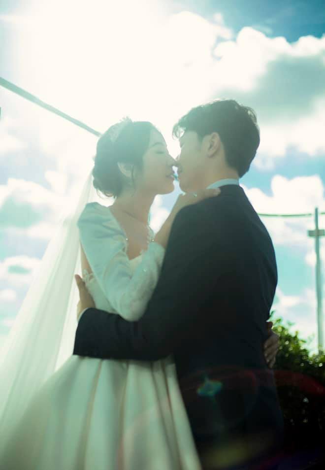 anh cuoi long lanh cua a hau thuy van va ban trai doanh nhan hinh 5