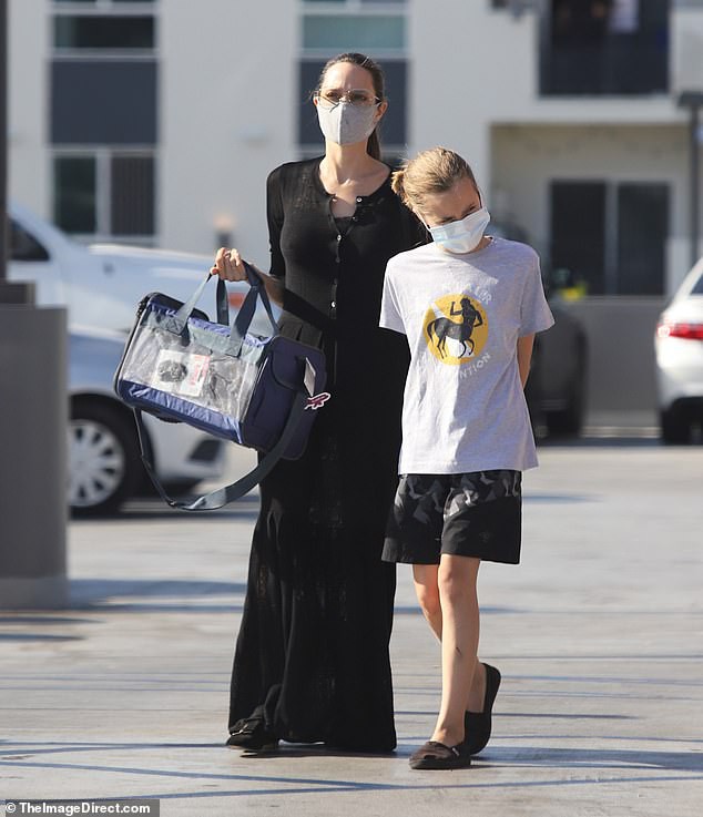 angelina jolie thon tha xuong pho mua do cung con gai cung hinh 1