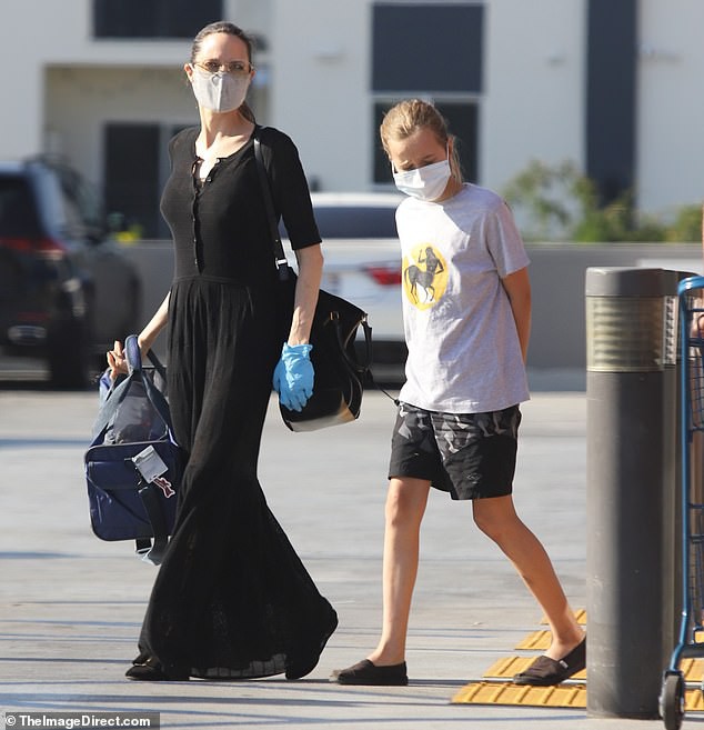 angelina jolie thon tha xuong pho mua do cung con gai cung hinh 2